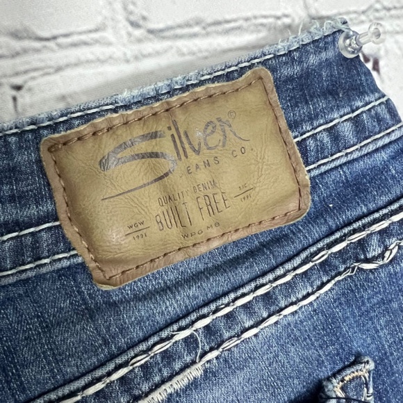 |•SILVER JEANS•| 'Berkley Short' Stretch Jean Shorts W26xL3 - Picture 8 of 13
